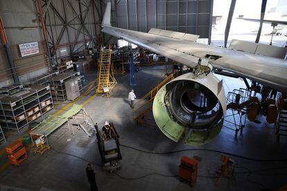 Trabajadores desmantelando un avión en el aeropuerto de Ben Gurion, Israel, la semana pasada.