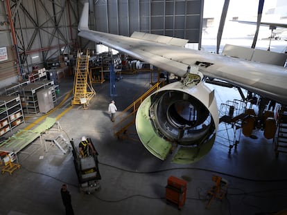 Trabajadores desmantelando un avión en el aeropuerto de Ben Gurion, Israel, la semana pasada.