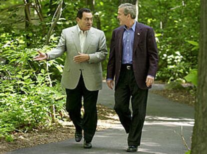 Hosni Mubarak (izquierda) y George W. Bush, ayer en la residencia presidencial de Camp David.