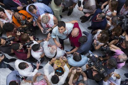 Pedro Sánchez envoltat de militants i de càmeres al congrés del PSOE, aquest dissabte.