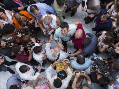 Pedro Sánchez envoltat de militants i de càmeres al congrés del PSOE, aquest dissabte.