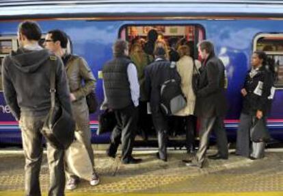 Pasajeros intentan entrar a uno de los vagones que se dirigen a la estacin de Westminster, durante una jornada de huelga en el Metro de Londres. EFE/Archivo