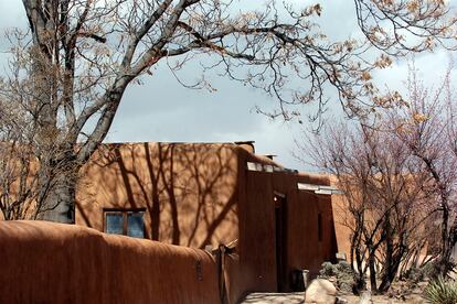 La casa de O’Keeffe en Abiquiú es de adobe y allí pasaba los inviernos; en verano se instalaba en Ghost Ranch.