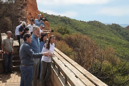 Los reyes Felipe y Letizia, durante su visita este miércoles el mirador de Orellán, en León, donde han contemplado los daños ocasionados por el fuego en el Parque de Las Médulas, junto al presidente de la Junta de Castilla y León, Alfonso Fernández Mañueco, la ministra de Igualdad, Ana Redondo, y alcaldes de la zona. 