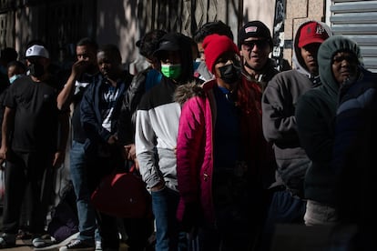 Migrantes de Venezuela esperan en fila afuera en la Comisión Mexicana de Asistencia a Refugiados en Ciudad de México, México, en enero de 2024.