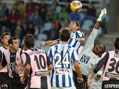 Kameni desvía un balón de la Real Sociedad.