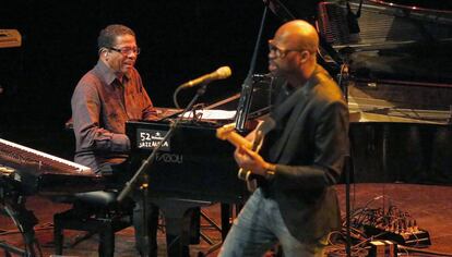 Herbie Hancock al piano y Lionel Loueke a la guitarra, ayer en el Jazzaldia de San Sebasti&aacute;n. 