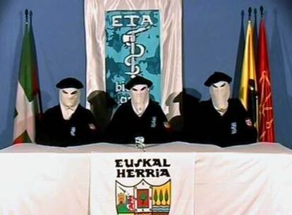 Imagen del vídeo en el que ETA anunciaba, el 22 de marzo de 2006, el inicio de su "alto el fuego permanente".