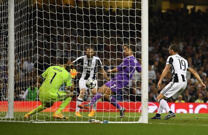 Buffon defendendo chute de Cristiano Ronaldo durante a final de Champions, no País de Gales, em 3 de junho de 2017.