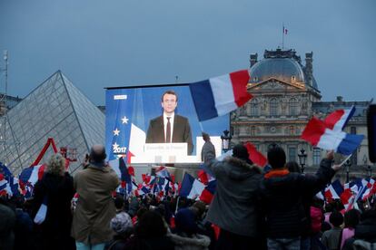 El presidente electo, Emmanuel Macron, es visto en una pantalla gigante, en la plaza del museo del Louvre después de conocerse los resultados de la segunda vuelta de las elecciones presidenciales.