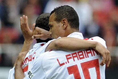 Luis Fabiano festeja su gol contra el Sporting.