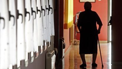El retroceso en el sistema de dependencia es uno de los efectos de los recortes en los sistemas sociales, según los profesionales.