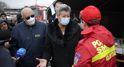 La comisaria europea de Interior, Ylva Johansson, durante su visita a un campo de refugiados ucranianos en Siret, localidad de Rumanía en la frontera con Ucrania. 