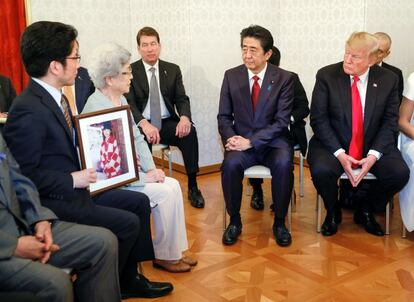 Donald Trump y el primer ministro nipón, Shinzo Abe, se reúnen con Sakie Yokota, madre de la japonesa Megumi secuestrada por el régimen norcoreano a la edad de 13 años en 1977.