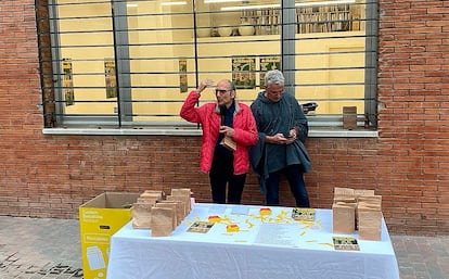 El artista Antoni Miralda y Gustavo Duch, de Sobirania Alimentaria, ayer en Barcelona.