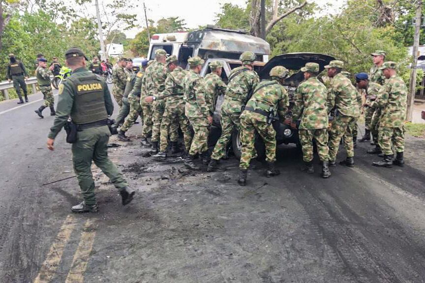 Soldados intentan mover un vehículo quemado durante una protesta de mineros en Caucasia, región del Bajo Cauca, Colombia, el 12 de marzo.