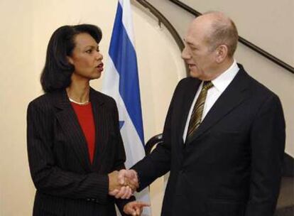 La secretaria de Estado norteamericana, Condoleezza Rice, se reúne con el primer ministro de Israel, Ehud Olmert, en su gira por Oriente Próximo.