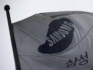 Bandera con el logo de Samsung.