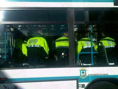 Cuatro agentes de la policía local, en un autobús municipal