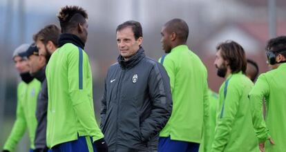 Allegri dirige el entrenamiento de su equipo en Turín