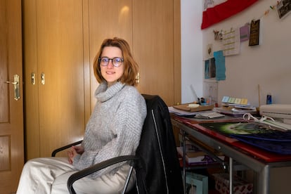 Jeni Vivó licenciada en Magisterio y que fué tutelada por la Generalitat Valenciana, fotografiada en su domicilio de una localidad de Castellón.