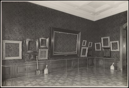 Imagen de la exposicin 'Casa en la tormenta: Museo en tiempos de guerra'. Marcos vacos en el museo Mauritshuis, en julio de 1944.