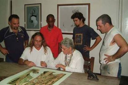 Natalia Bolívar y Moisés Finalé firman una de sus obras.