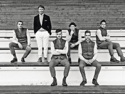 Parte del equipo que Cucinelli compró en 1998, el Castel Rigone Calcio, posa para ICON vestido con diseños de Brunello Cucinelli. Desde 2008, están en la liga profesional, pero su propietario no está excesivamente interesado en que ganen partidos