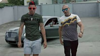 Clase A (l) and Francisco Tejón in the music video.