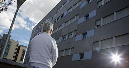 Uno de los afectados frente a su bloque de pisos en Alcorc&oacute;n.