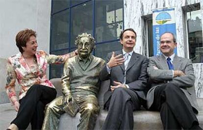 Zapatero, ayer en Granada, sentado en un banco con Chaves, Cndida Martnez y la estatua de Albert Einstein.