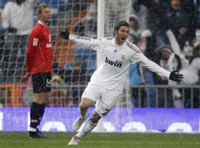 Higuaín festeja su gol, el primero del Madrid, con Rubén al fondo.