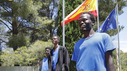 Tres de los migrantes del 'Aquarius' alojados en el centro educativo de Cheste, en Valencia. 