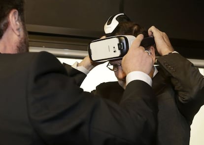 Mariano Rajoy, presidente en funciones, se prueba unas gafas de realidad virtual.