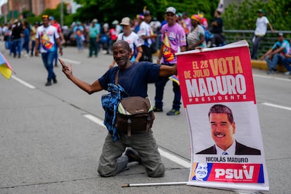 Un partidario del gobierno se arrodilla durante una manifestación en defensa de la disputada reelección del presidente Nicolás Maduro en Caracas, este martes.