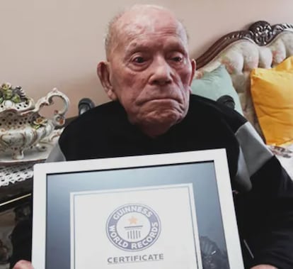 Saturnino de la Fuente, con el certificado del `Libro Guinness de los Récords' que le acreditaba como el hombre más longevo.