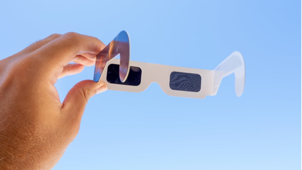 Aún estás a tiempo: las gafas homologadas para ver el eclipse del miércoles que pueden llegar hoy si tienes Prime