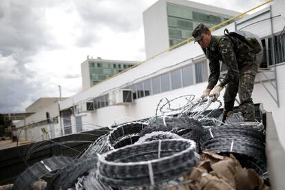 Militares instalam cerca de arame farpado ao redor da Esplanada dos Ministérios, que conta com maior esquema de segurança já organizado para uma posse presidencial.