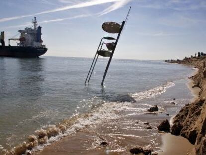 La silla del socorrista se hunde en el mar ante una suerte de acantilado provocado por las hélices de uno de los cargueros varados en El Saler.