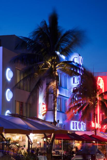 Luminosos en los edificios <i>art déco</i> de Ocean Drive, Miami.