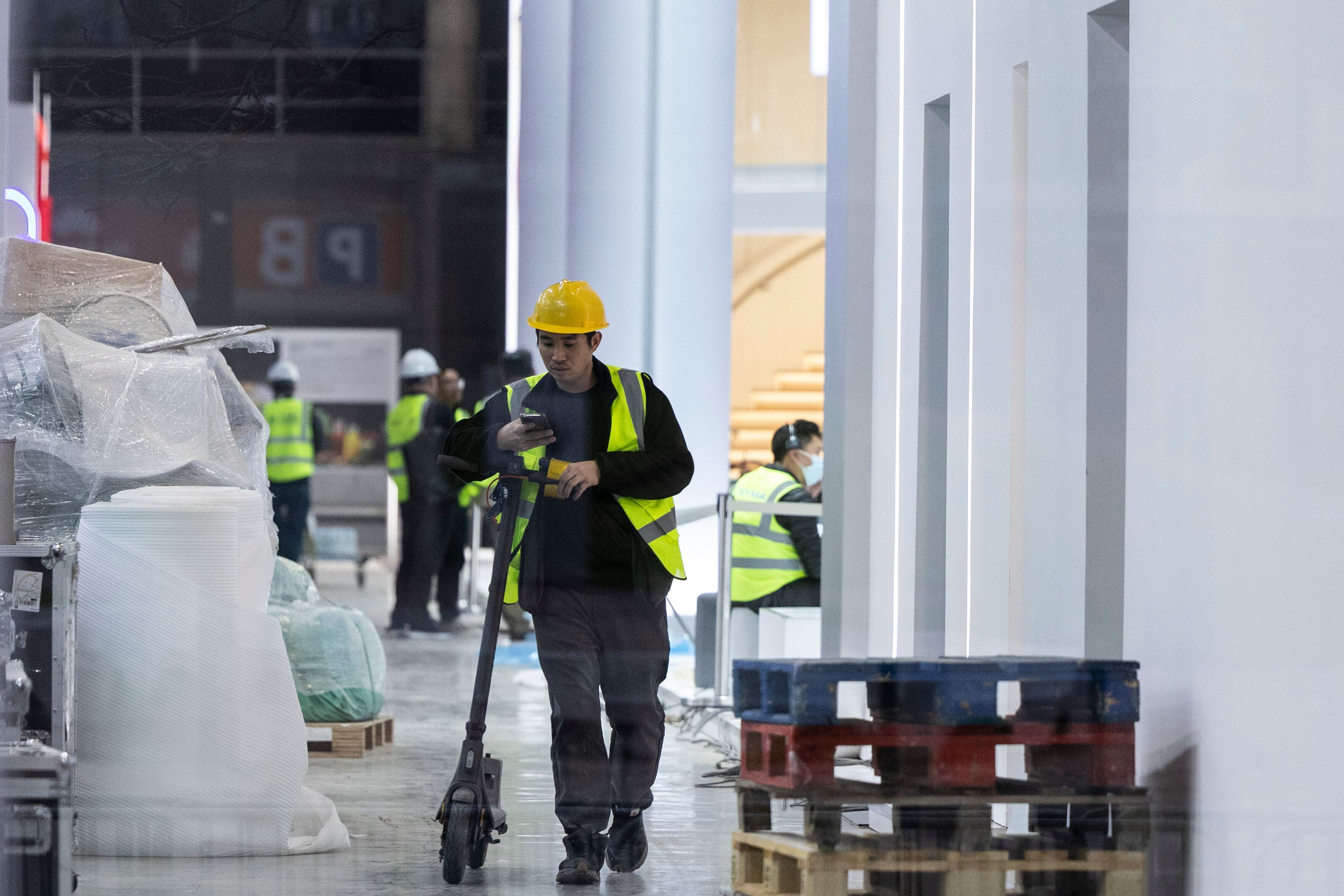 En la imagen un operario en el interior de uno de los pabellones de la Fira donde el próximo lunes se inaugurará el Mobile World Congress 2026. 