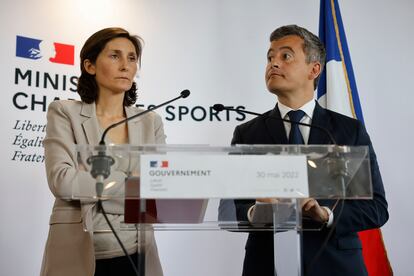 La ministra de Deportes, Amélie Oudéa-Castéra, y el ministro del Interior, Gerald Darmanin, este lunes.