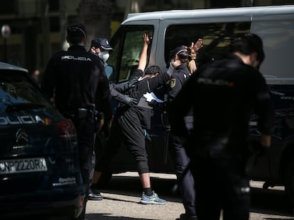 Los agentes registran a un ciudadano durante un dispositivo conjunto de Mossos, Policía Nacional y Guardia Urbana en Barcelona, el pasado 17 de abril.