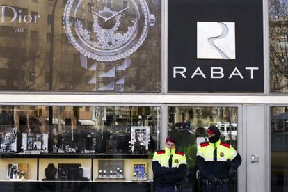 Dos mossos frente a la joyería Rabat durante el registro ordenado por el juez en febrero.
