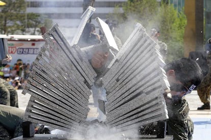 Soldados de las Fuerzas Especiales surcoreanas realizan una demostración.