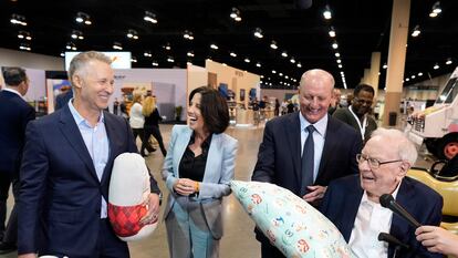 De izquierda a derecha, Judd Zebersky y Laura Zebersky, directivos de Jazwares, una empresa del grupo; Greg Abel, vicepresidente de Berkshire Hathaway, y Warren Buffett, presidente.
