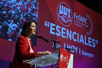 La ministra de Industria, Turismo y Comercio, Reyes Maroto,  en la clausura del primer congreso confederal de la federación de Servicios, Movilidad y consumo de UGT celebrado en Madrid el 14 de abril.