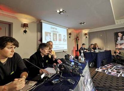 El hijo de Ingrid Betancourt, Lorenzo Delloye (izquierda), escucha a la congresista Consuelo González, en una rueda de prensa ayer en París.