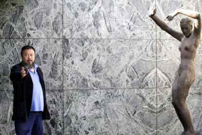 El artista chino Ai Weiwei, durante una visita a Barcelona, en el pabellón Mies van der Rohe.