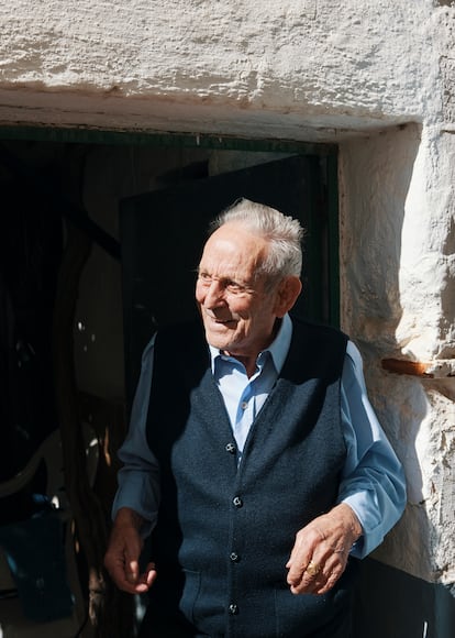 José Sánchez Muñoz, abuelo de la cantante, en la puerta del patio de su casa. 